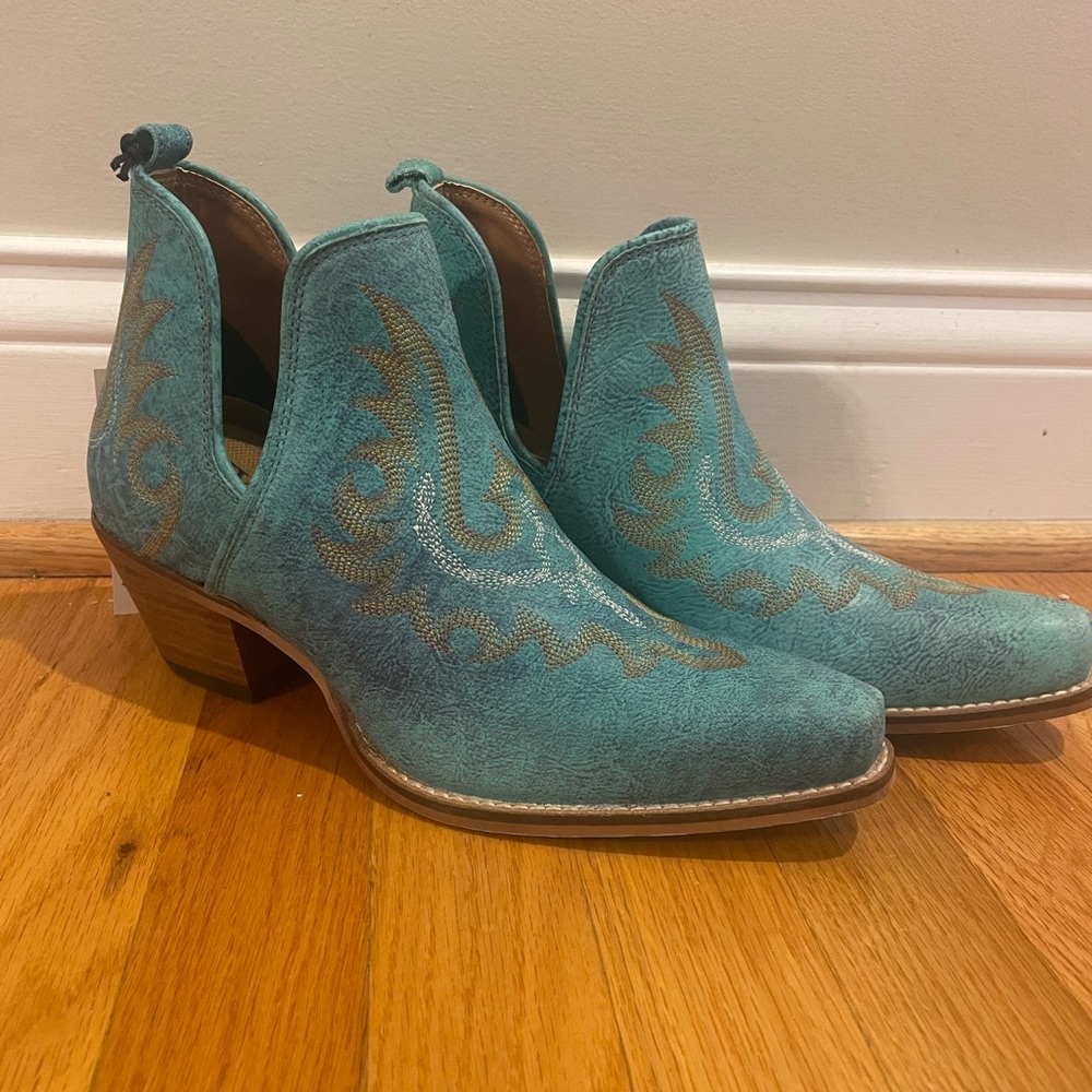 Chic Turquoise Western Ankle Boots